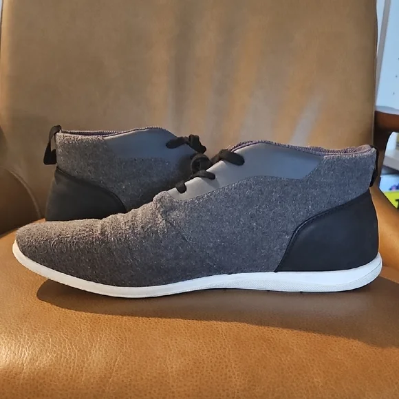 Hurley Gray and Black Chukka Boots Sleek Modern Design - Picture 6 of 6